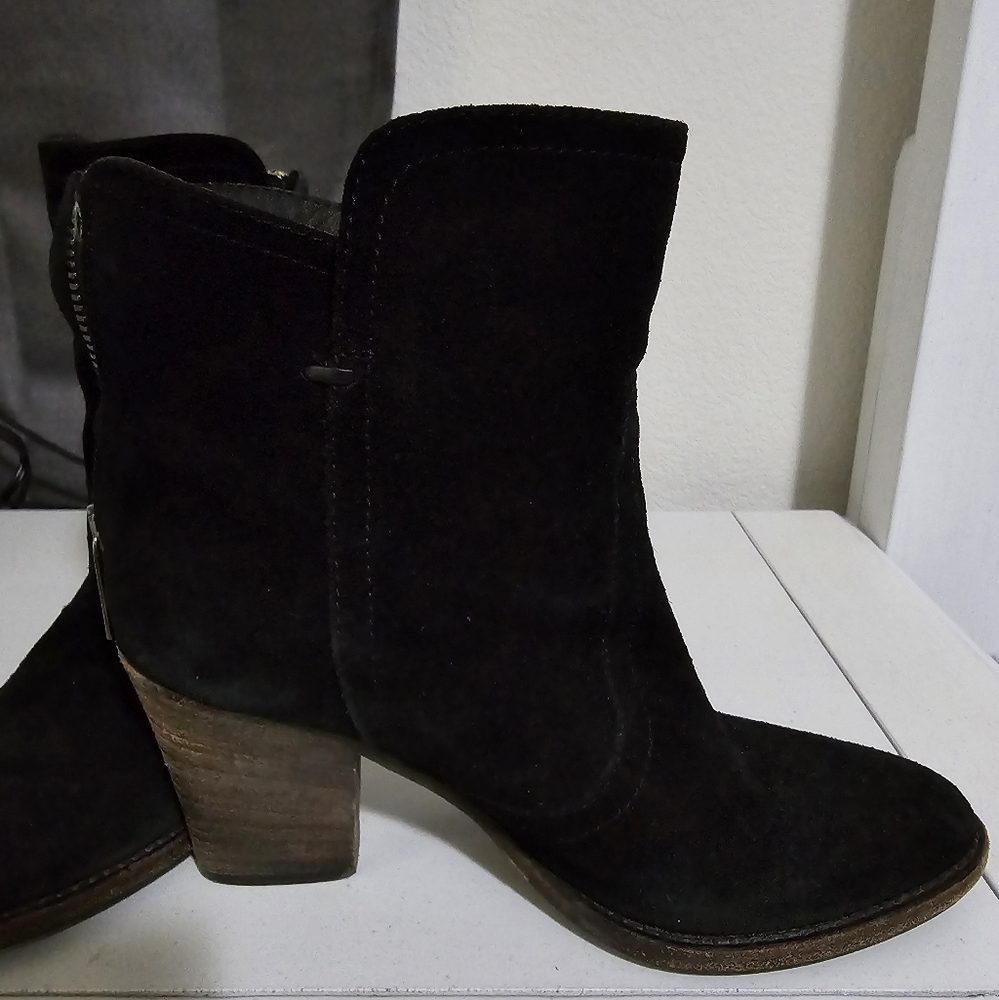 Aquatalia  boots black size 6